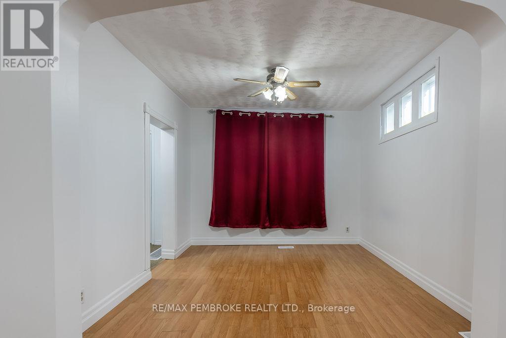 618 Elgin Street, Laurentian Valley, ON - Indoor Photo Showing Other Room