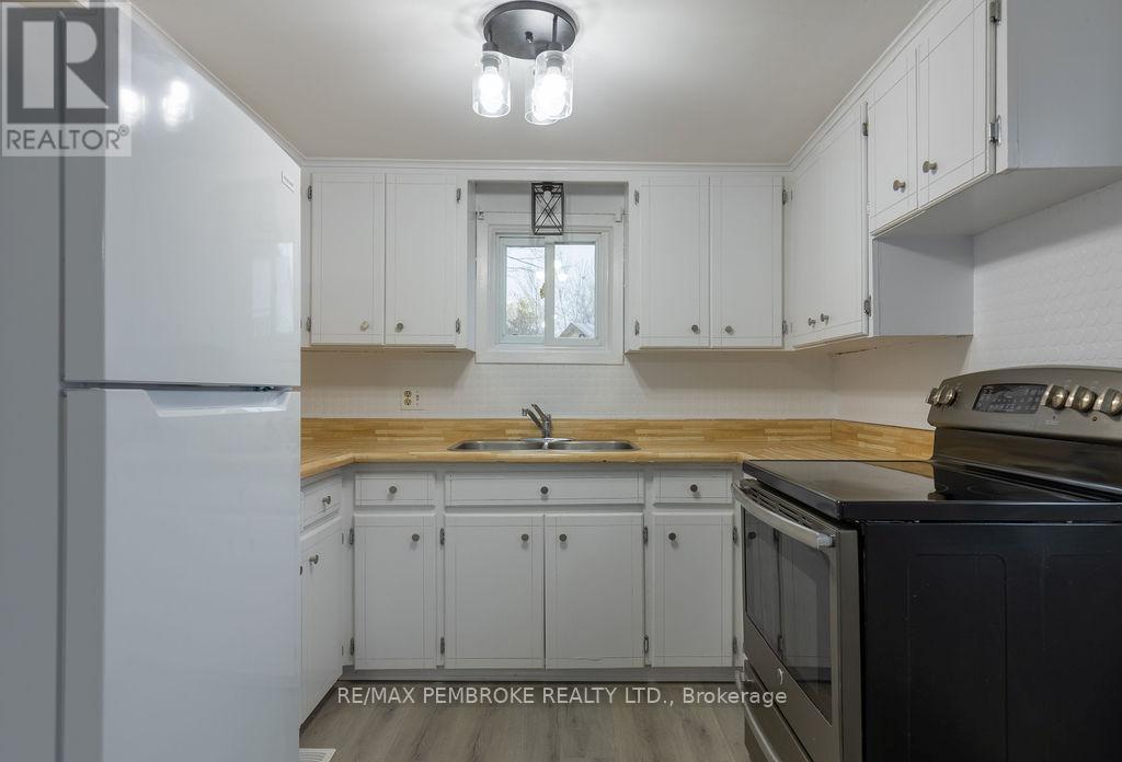 618 Elgin Street, Laurentian Valley, ON - Indoor Photo Showing Kitchen With Double Sink