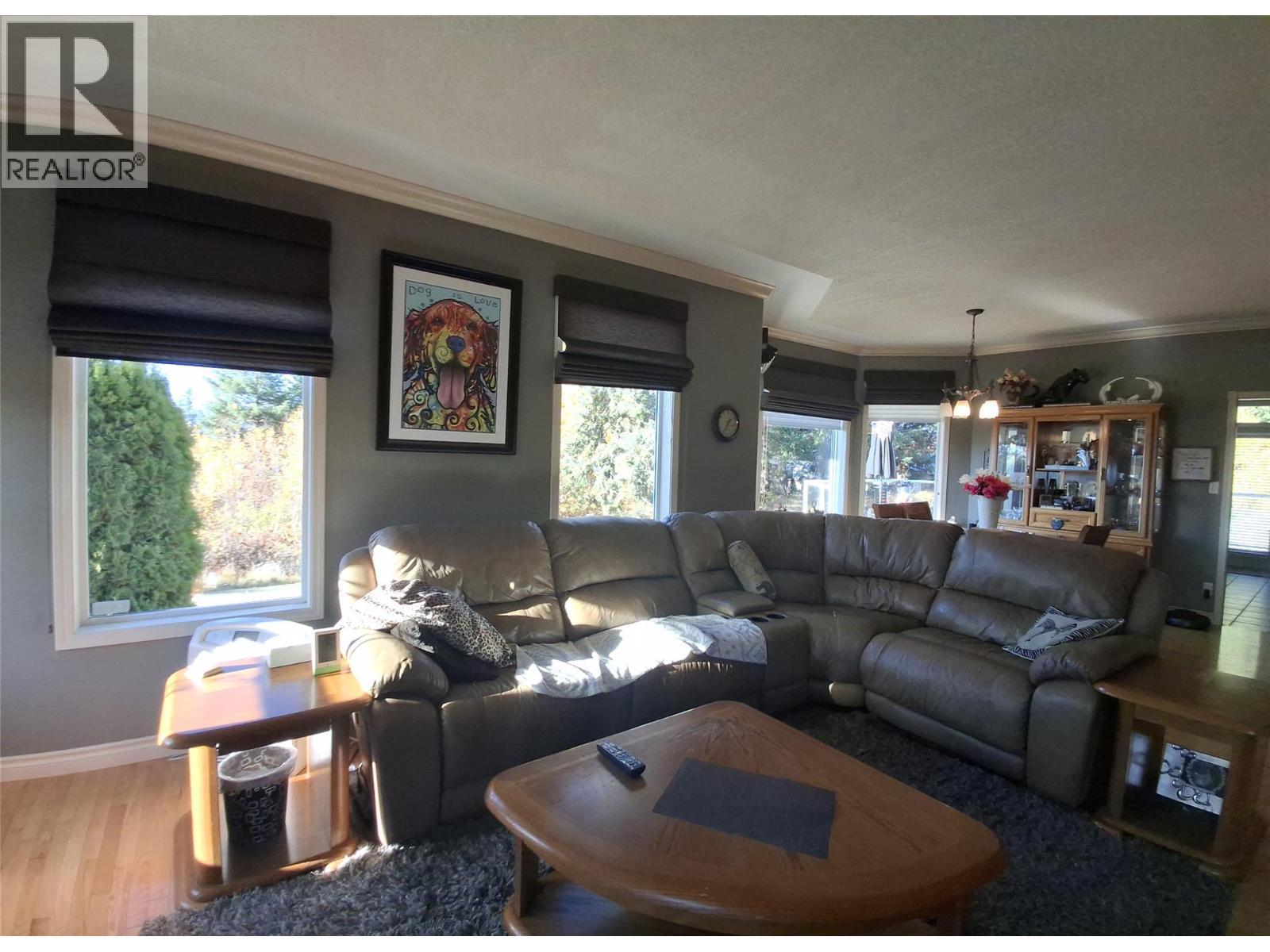 3267 Roncastle Road, Blind Bay, BC - Indoor Photo Showing Living Room