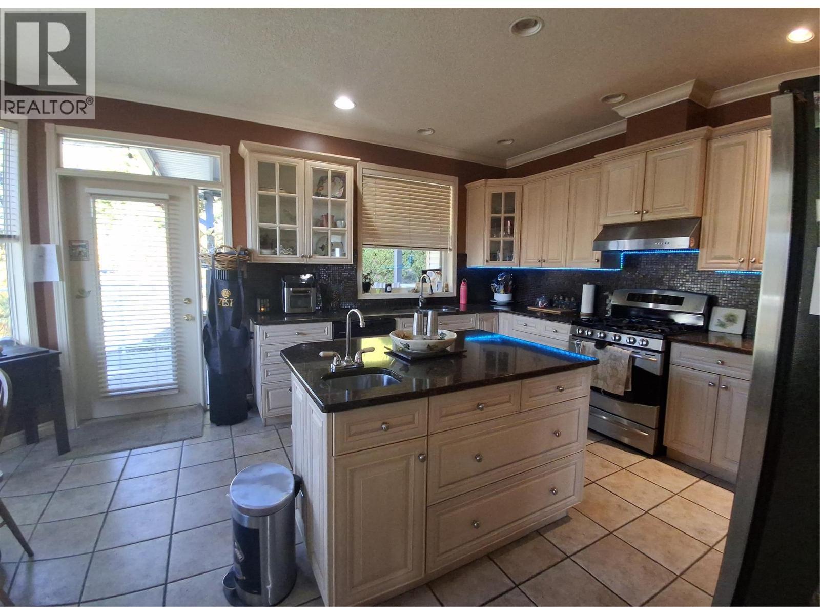 3267 Roncastle Road, Blind Bay, BC - Indoor Photo Showing Kitchen