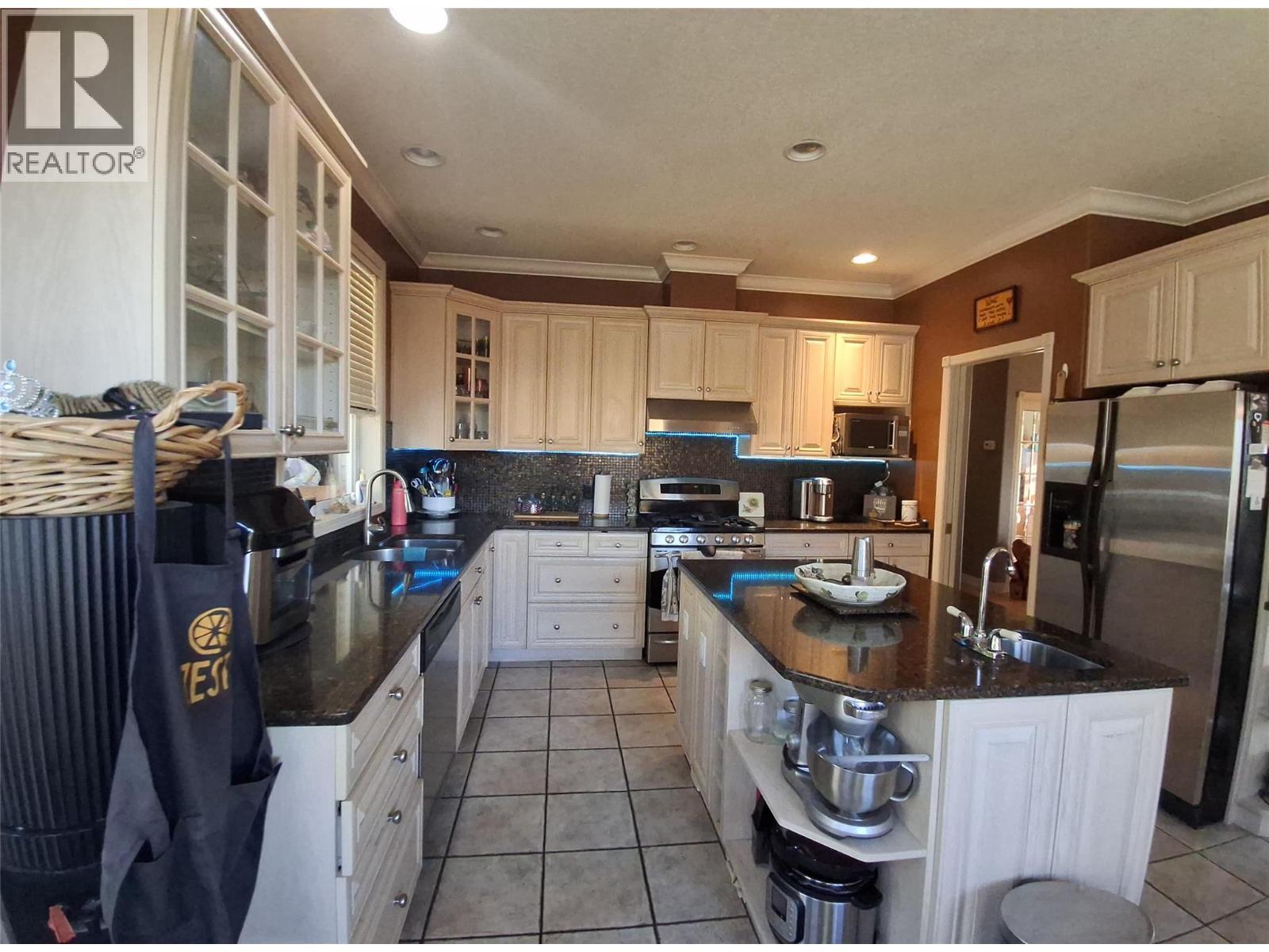 3267 Roncastle Road, Blind Bay, BC - Indoor Photo Showing Kitchen With Double Sink