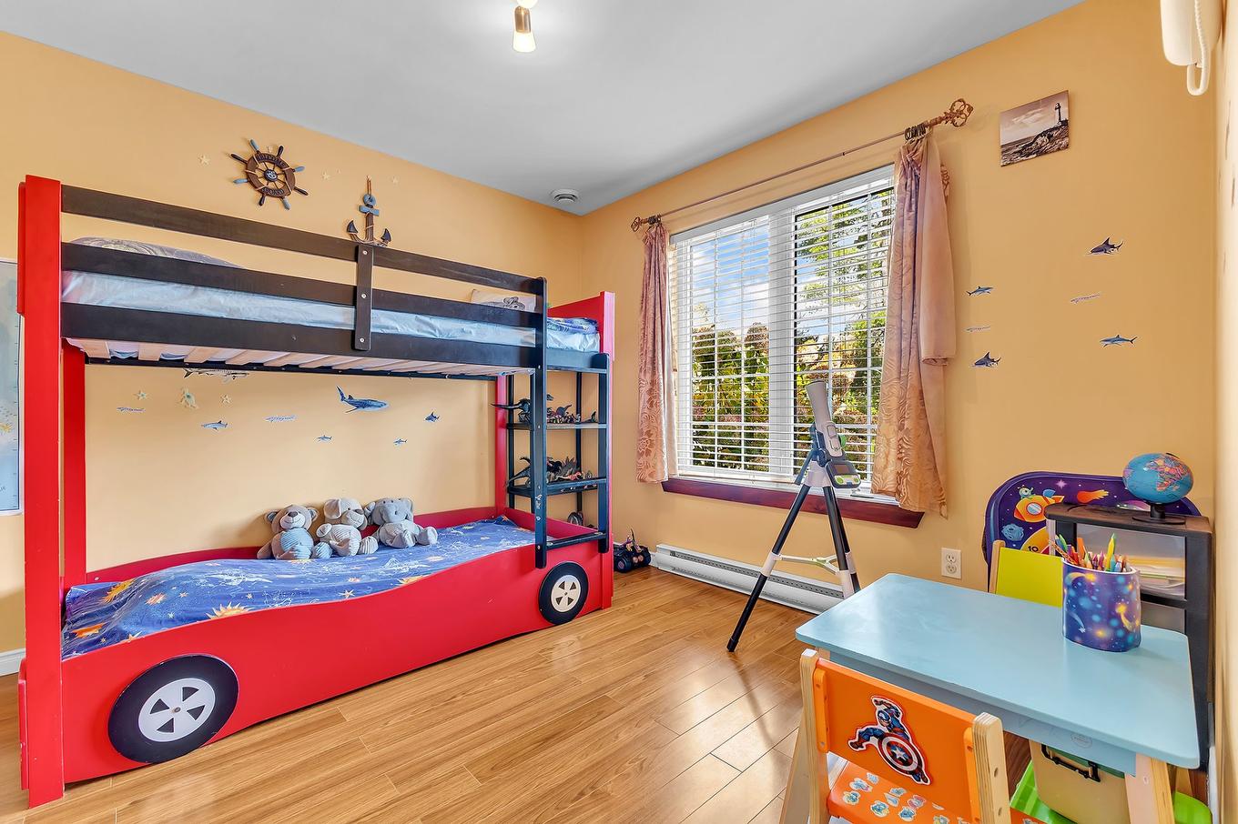 Bedroom - 11 Rue Trésor, Val-Des-Monts, QC - Indoor Photo Showing Garage