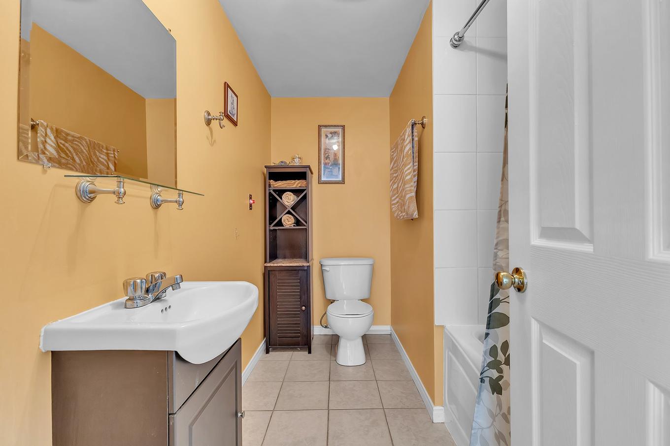 Bathroom - 11 Rue Trésor, Val-Des-Monts, QC - Indoor Photo Showing Bathroom