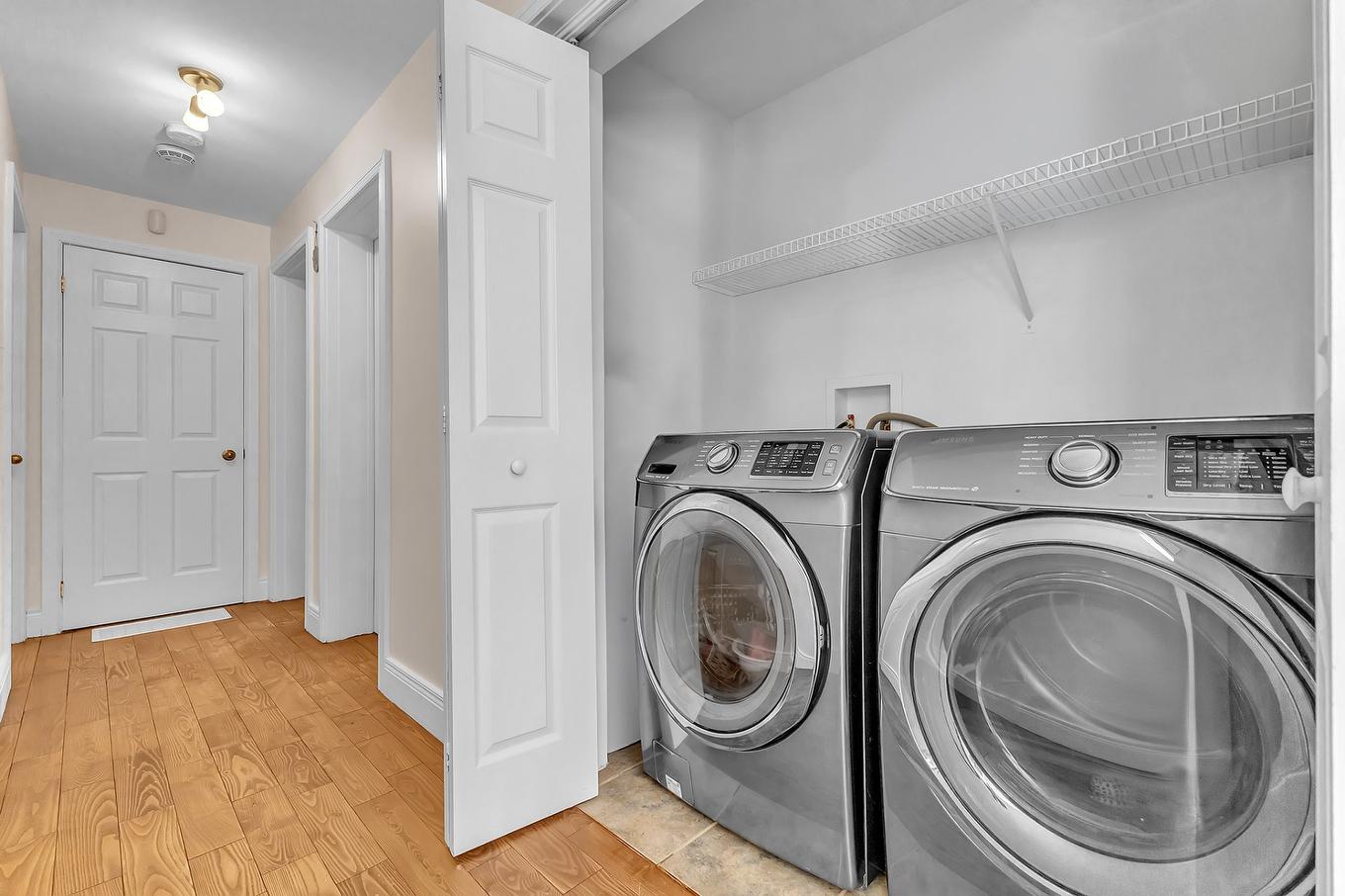 Laundry room - 11 Rue Trésor, Val-Des-Monts, QC - Indoor Photo Showing Laundry Room