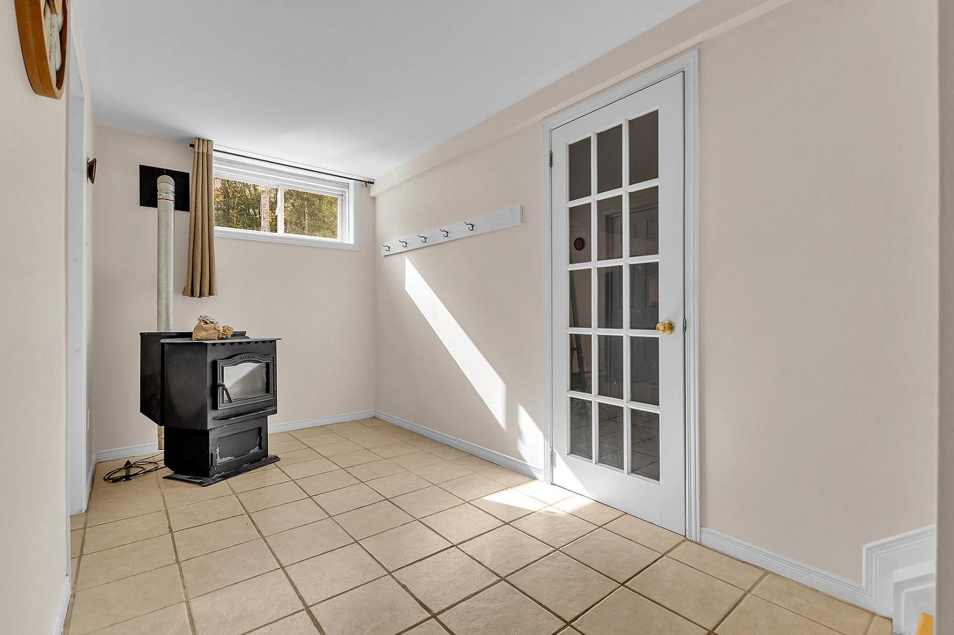 Interior - 11 Rue Trésor, Val-Des-Monts, QC - Indoor Photo Showing Other Room