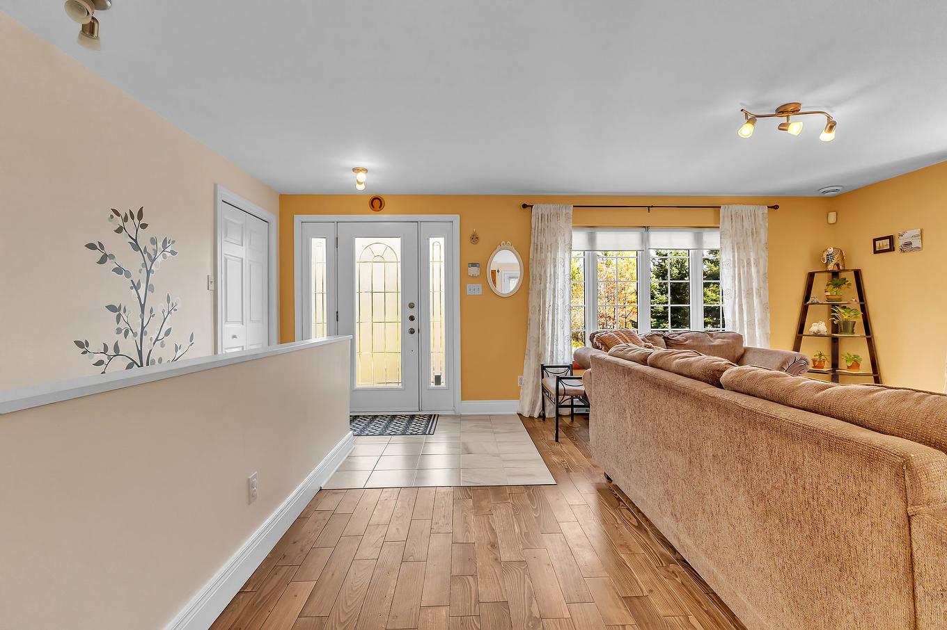 Hall - 11 Rue Trésor, Val-Des-Monts, QC - Indoor