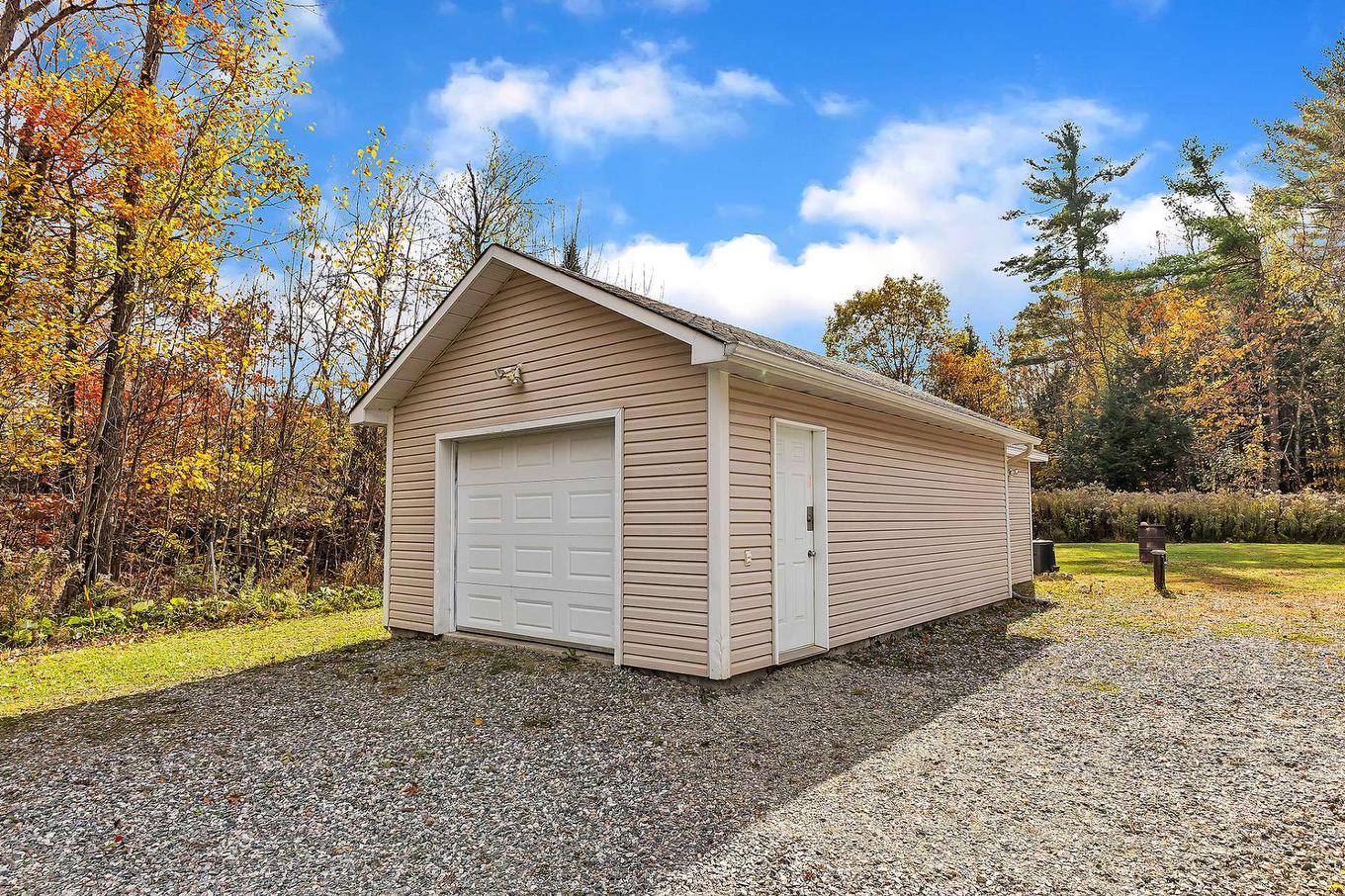 Garage - 11 Rue Trésor, Val-Des-Monts, QC - Outdoor