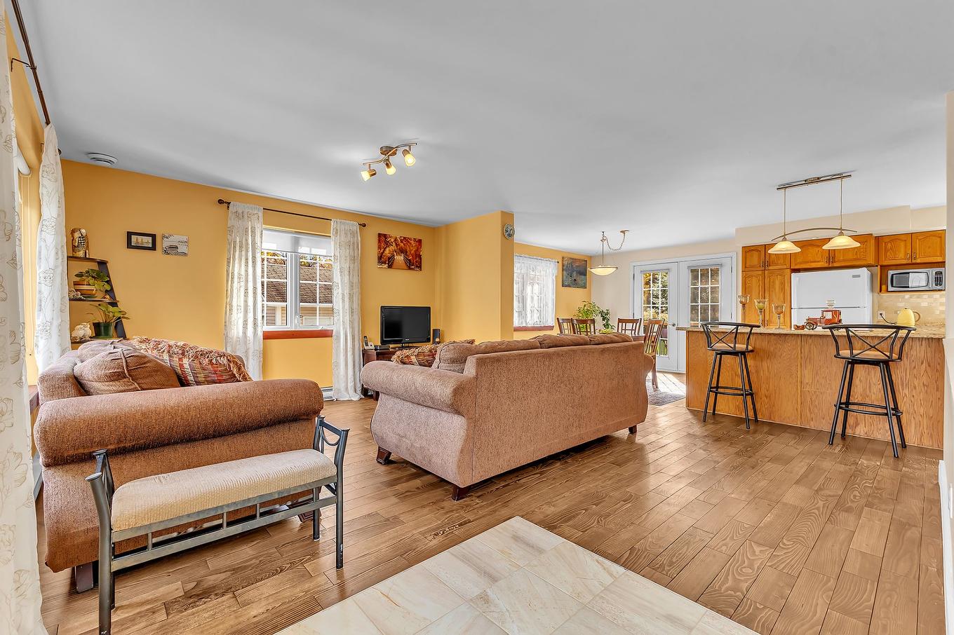 Living room - 11 Rue Trésor, Val-Des-Monts, QC - Indoor Photo Showing Living Room