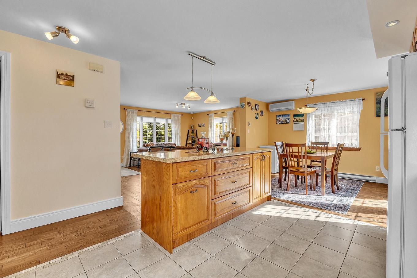 Kitchen - 11 Rue Trésor, Val-Des-Monts, QC - Indoor Photo Showing Dining Room