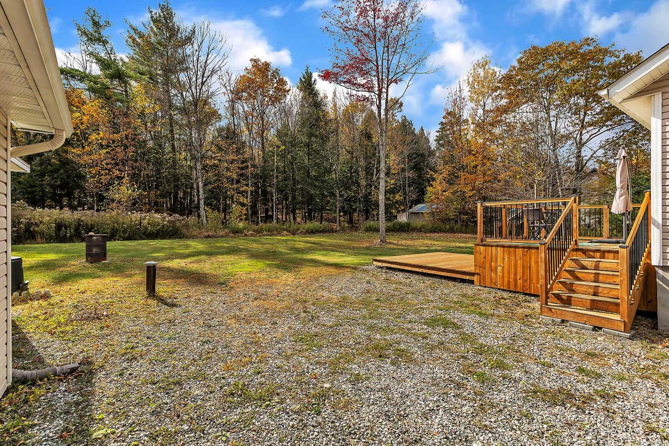 Backyard - 11 Rue Trésor, Val-Des-Monts, QC - Outdoor