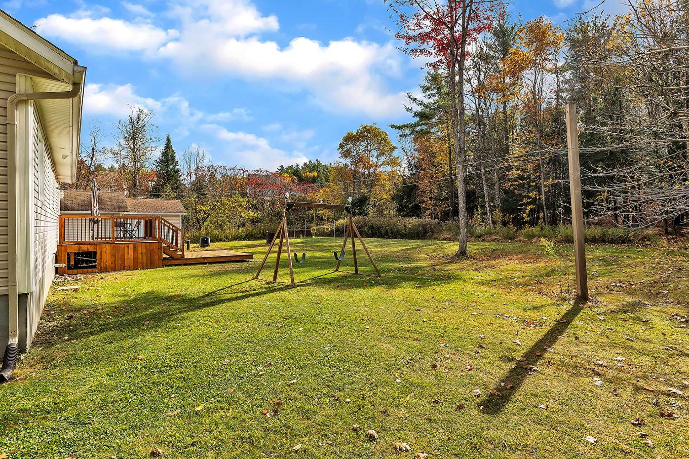 Backyard - 11 Rue Trésor, Val-Des-Monts, QC - Outdoor