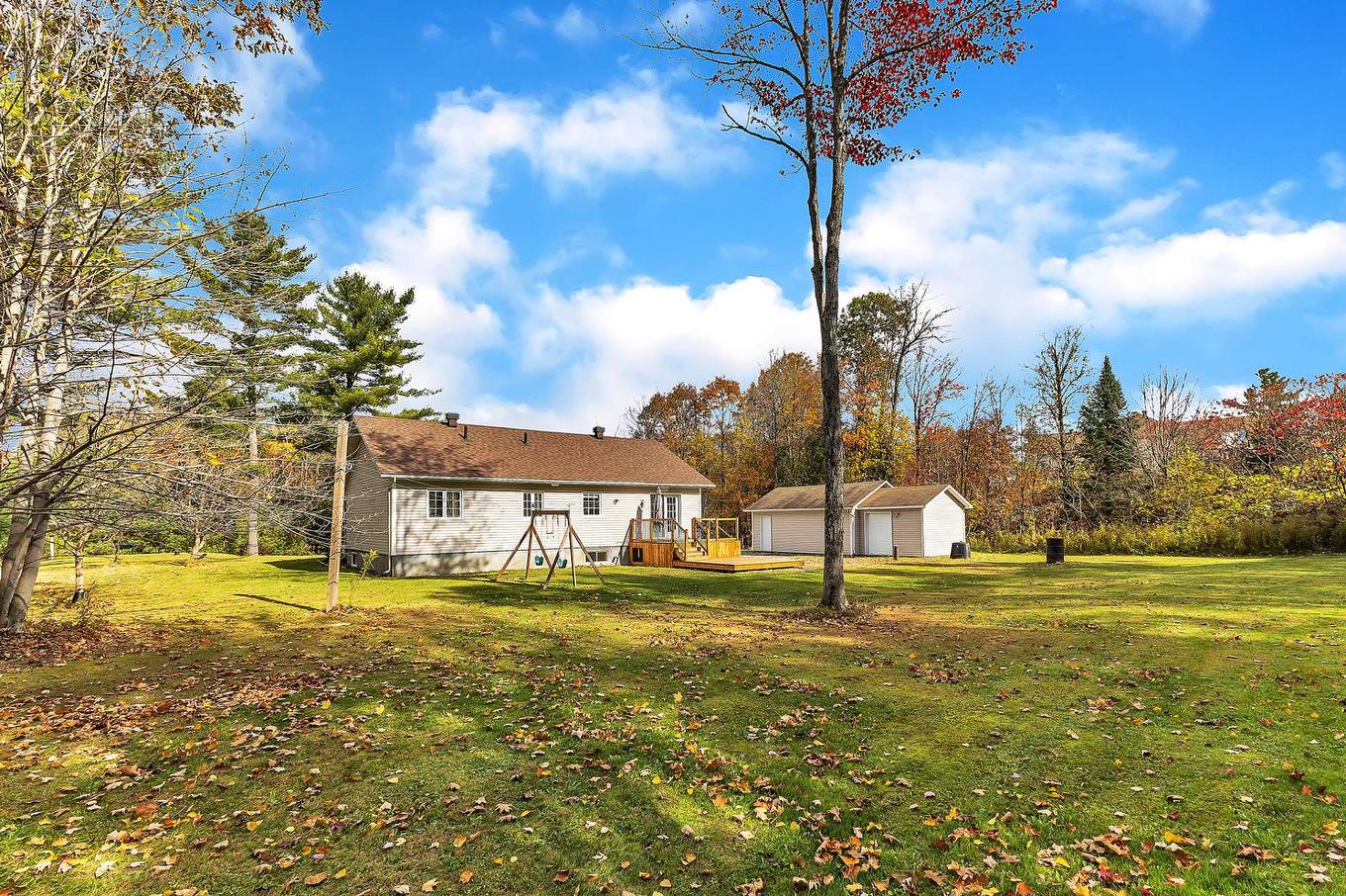 Backyard - 11 Rue Trésor, Val-Des-Monts, QC - Outdoor