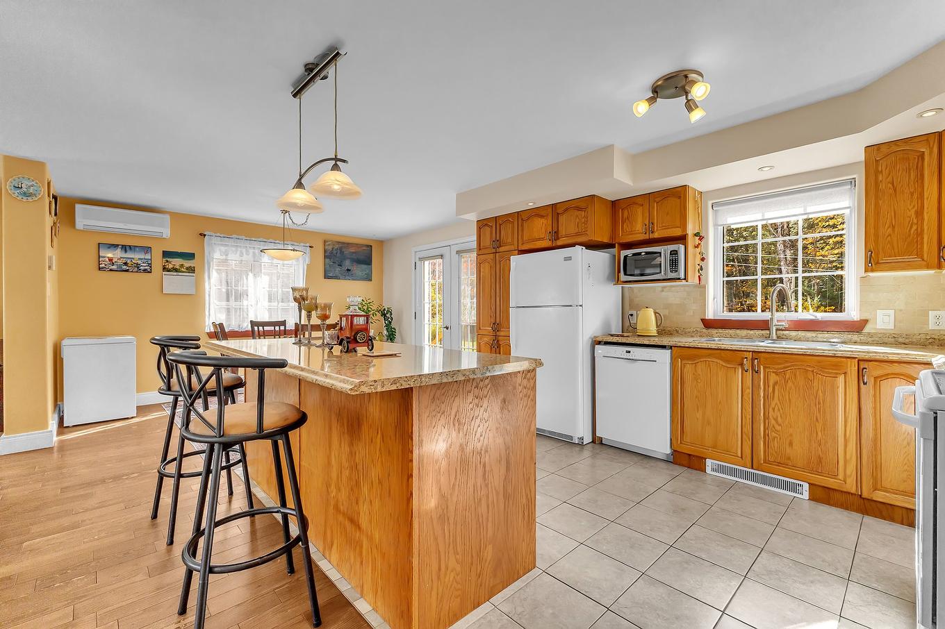 Kitchen - 11 Rue Trésor, Val-Des-Monts, QC - Indoor Photo Showing Kitchen
