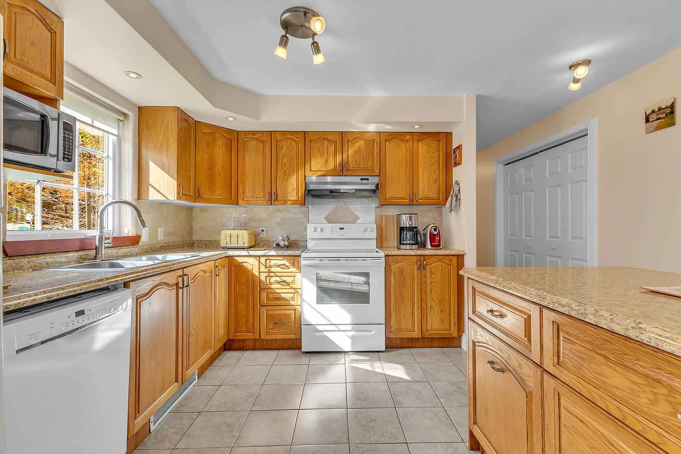 Kitchen - 11 Rue Trésor, Val-Des-Monts, QC - Indoor Photo Showing Kitchen With Double Sink