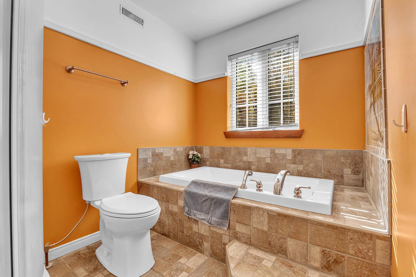 Bathroom - 11 Rue Trésor, Val-Des-Monts, QC - Indoor Photo Showing Bathroom