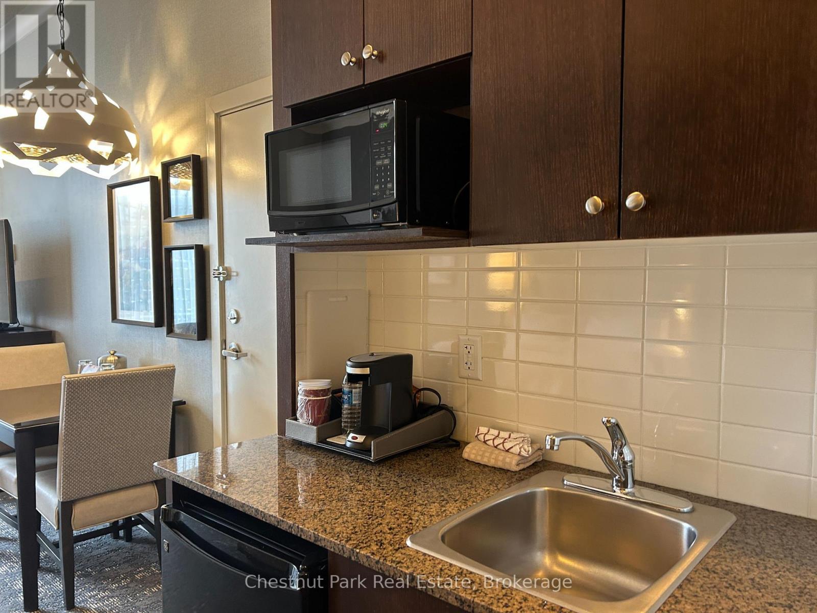 165 - 220 Gord Canning Drive, Blue Mountains, ON - Indoor Photo Showing Kitchen