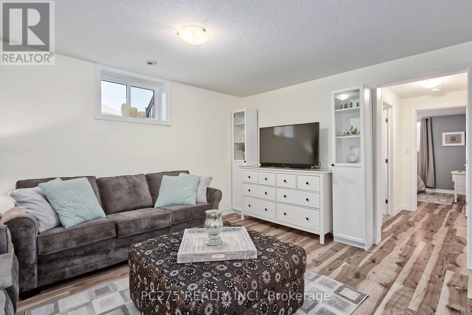20 Honey Bend, St. Thomas, ON - Indoor Photo Showing Living Room