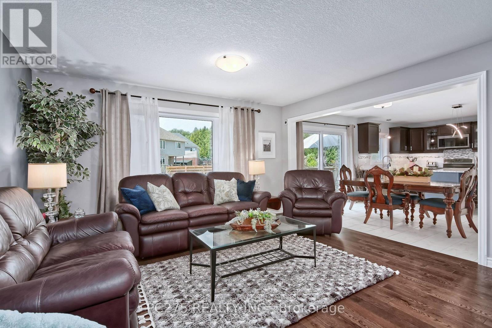 20 Honey Bend, St. Thomas, ON - Indoor Photo Showing Living Room
