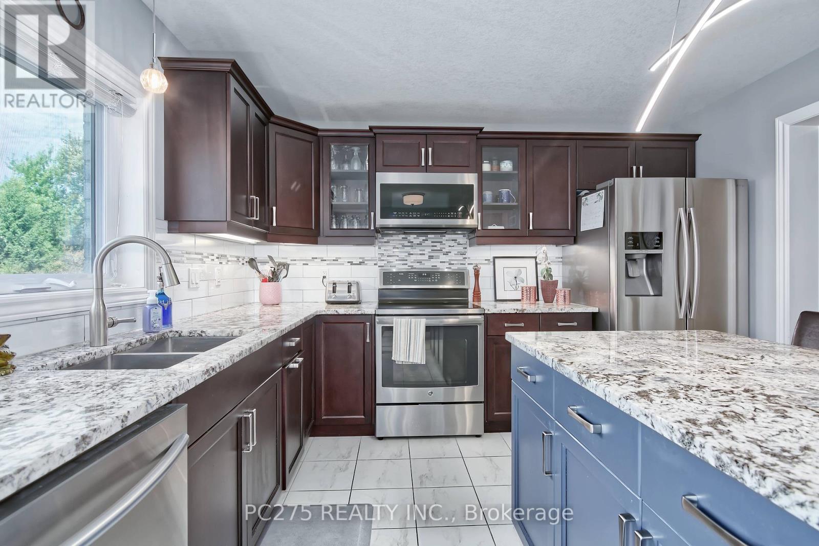 20 Honey Bend, St. Thomas, ON - Indoor Photo Showing Kitchen With Double Sink With Upgraded Kitchen