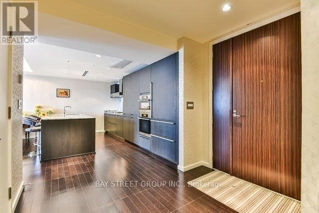 4207 - 180 University Avenue, Toronto, ON - Indoor