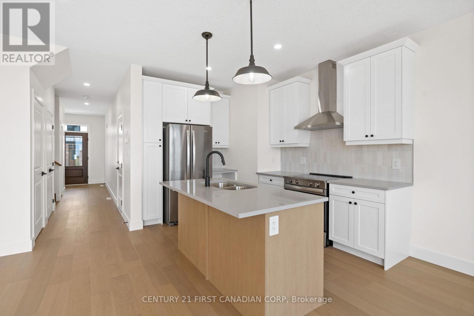 147-43(55) Scotts Drive, Lucan Biddulph (Lucan), ON - Indoor Photo Showing Kitchen With Double Sink With Upgraded Kitchen