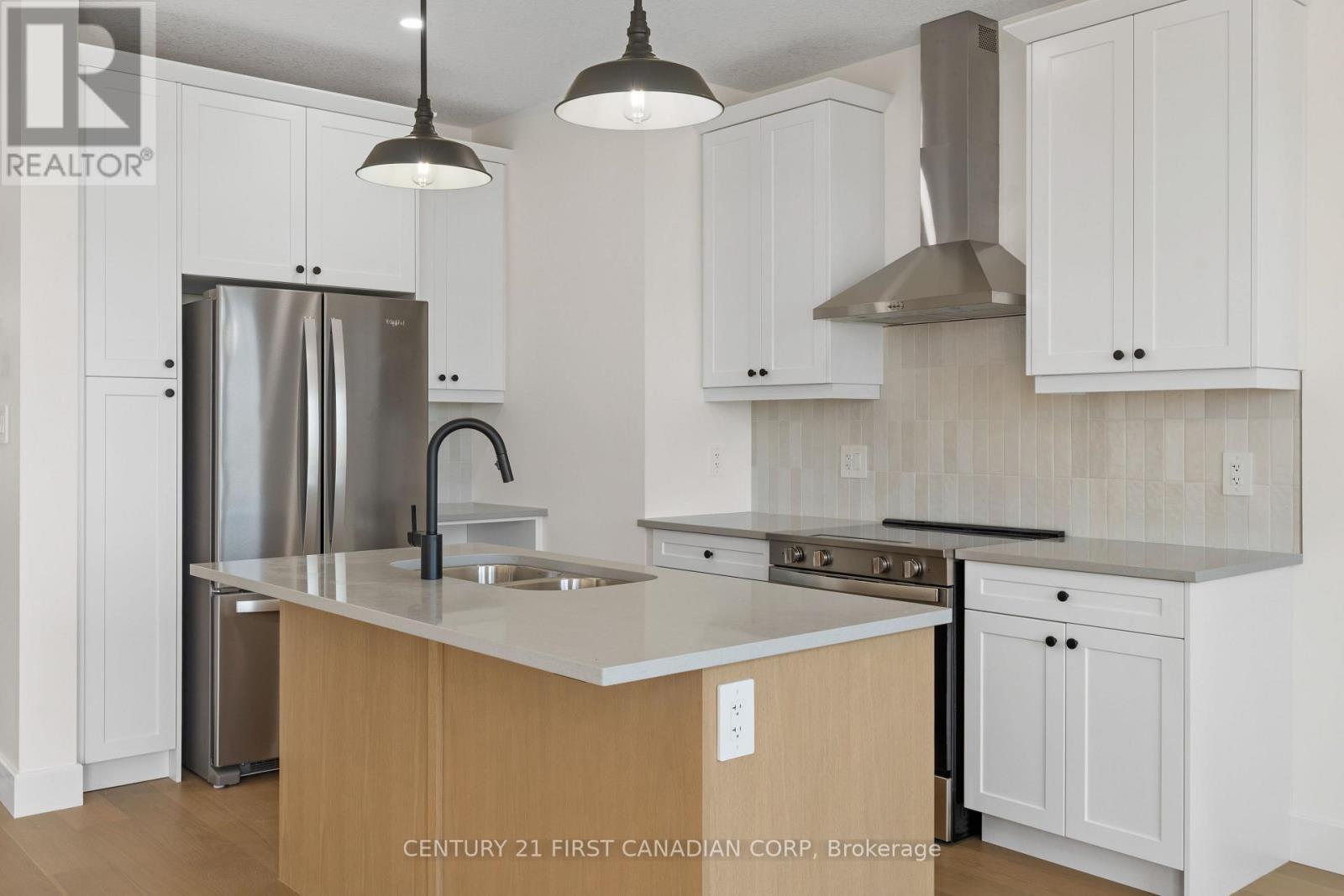 147-43(55) Scotts Drive, Lucan Biddulph (Lucan), ON - Indoor Photo Showing Kitchen With Double Sink With Upgraded Kitchen