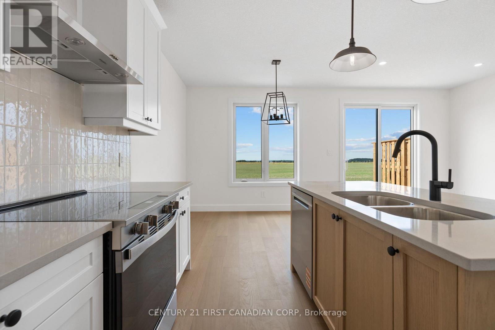 147-43(55) Scotts Drive, Lucan Biddulph (Lucan), ON - Indoor Photo Showing Kitchen With Double Sink