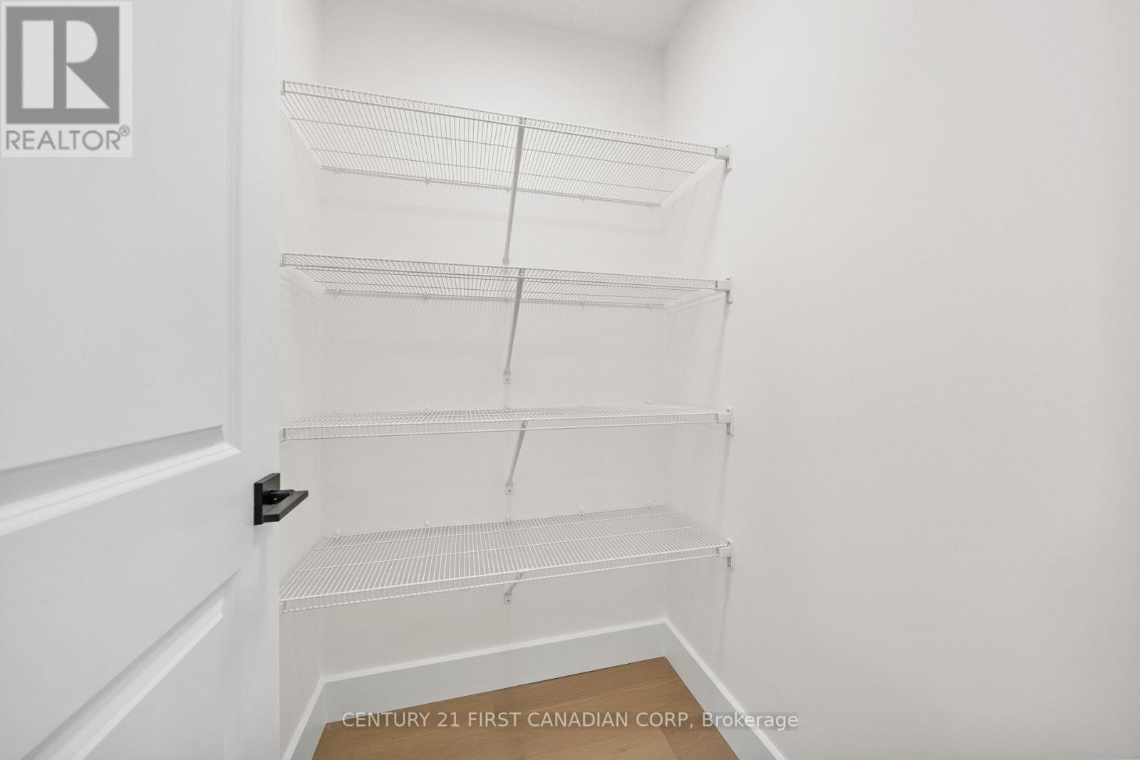 147-43(55) Scotts Drive, Lucan Biddulph (Lucan), ON - Indoor With Storage