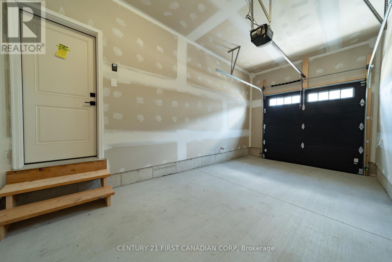 147-43(55) Scotts Drive, Lucan Biddulph (Lucan), ON - Indoor Photo Showing Garage