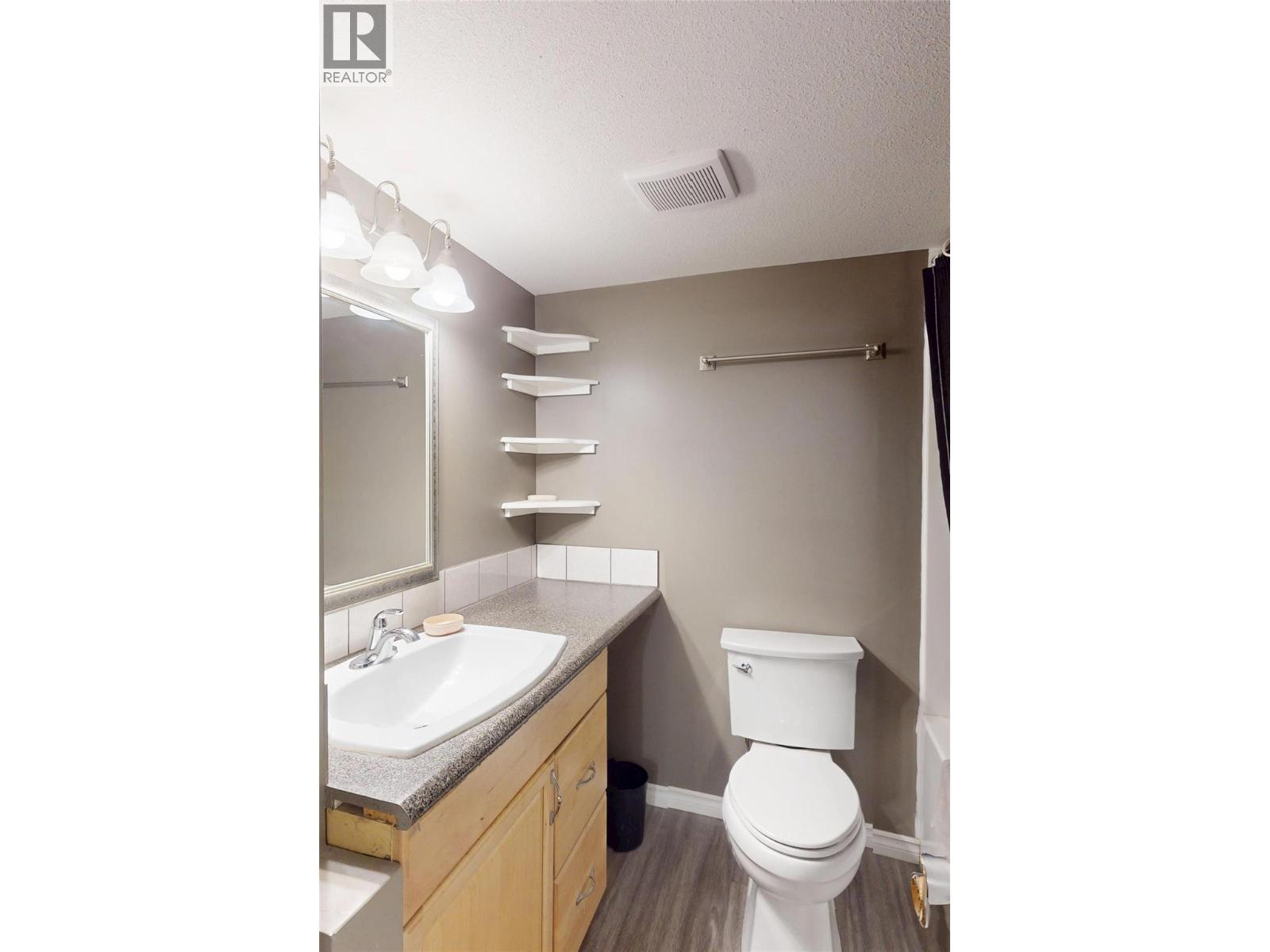 101A 1335 Alpine Drive, Elkford, BC - Indoor Photo Showing Bathroom