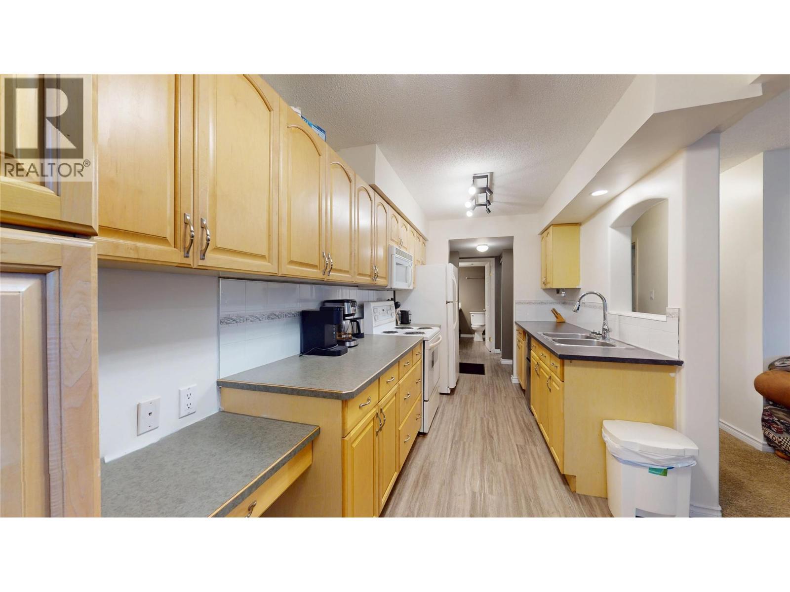 101A 1335 Alpine Drive, Elkford, BC - Indoor Photo Showing Kitchen