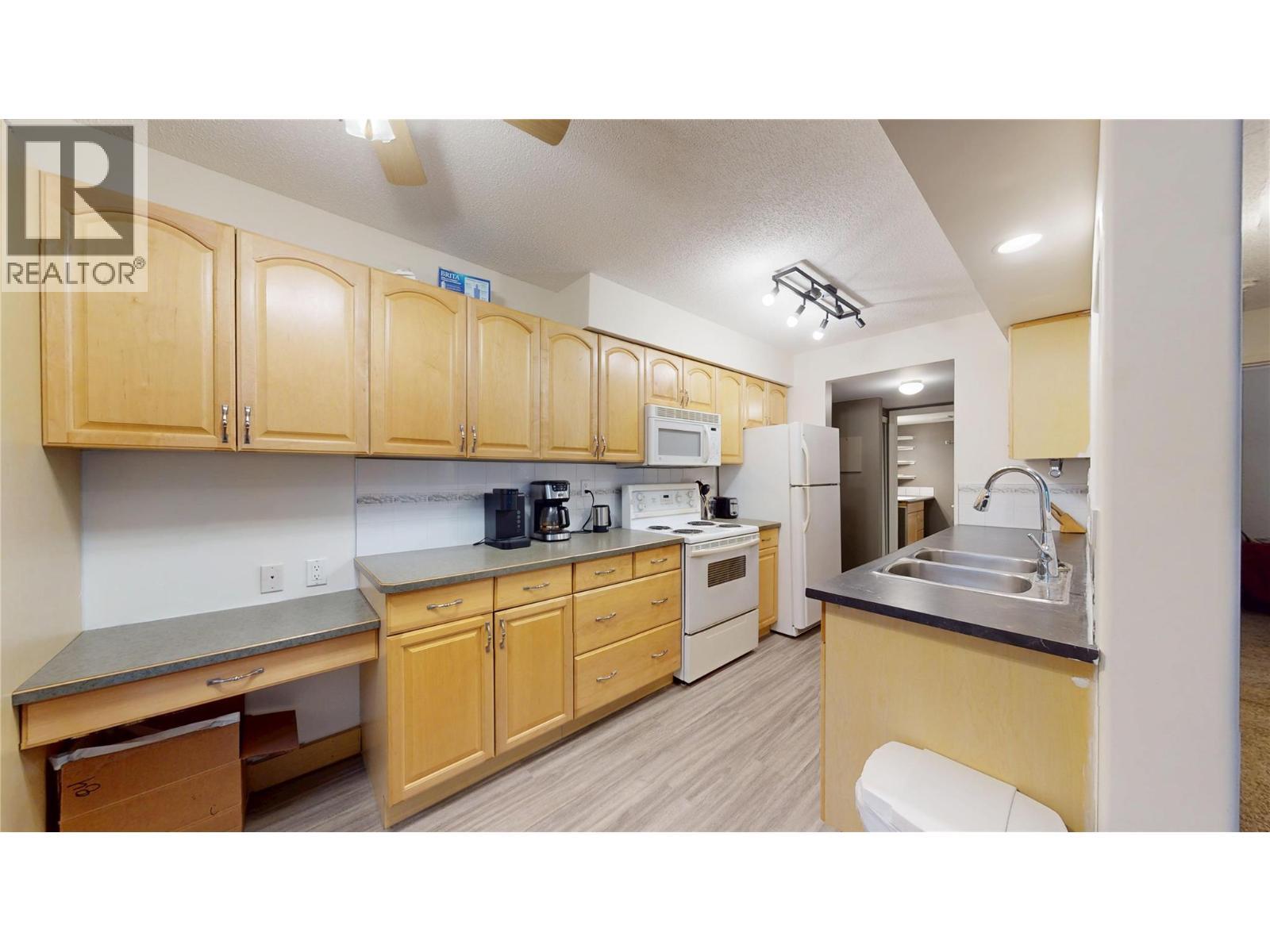 101A 1335 Alpine Drive, Elkford, BC - Indoor Photo Showing Kitchen With Double Sink
