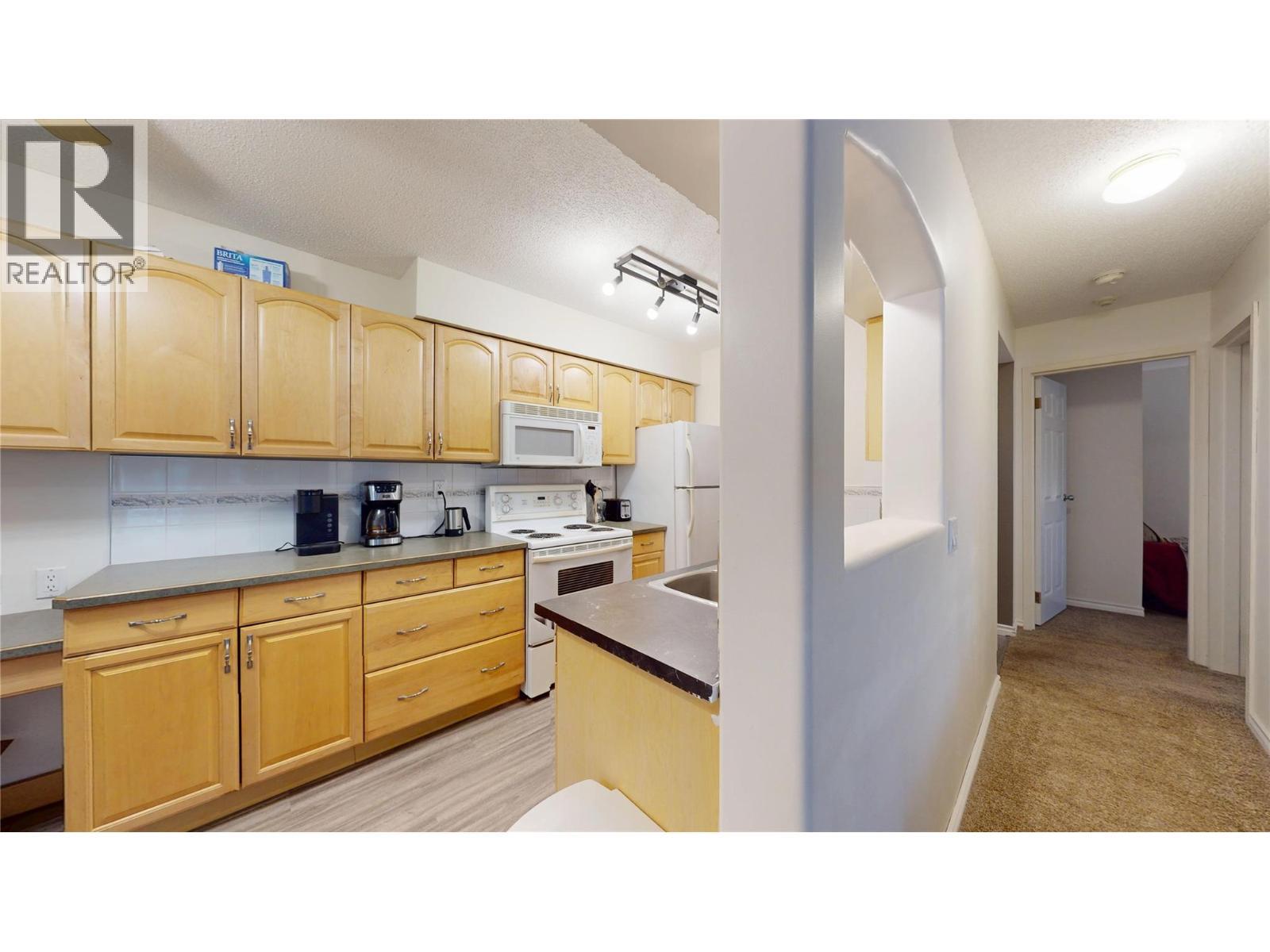 101A 1335 Alpine Drive, Elkford, BC - Indoor Photo Showing Kitchen