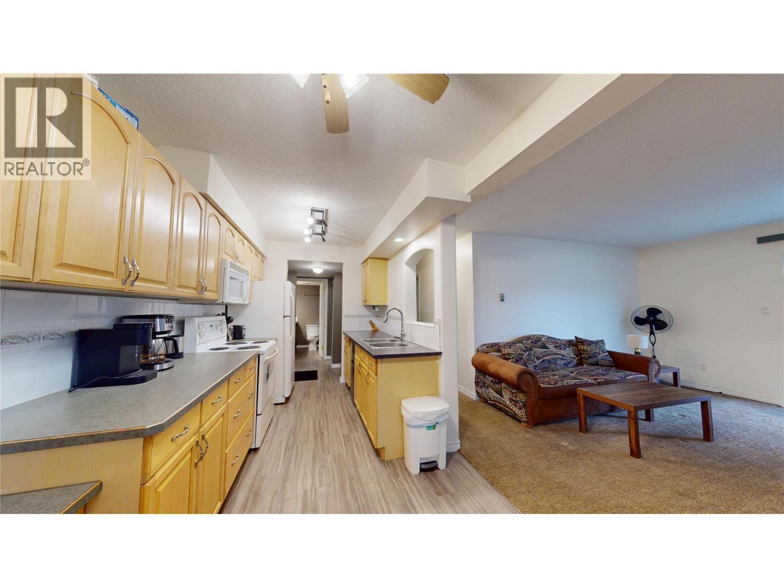 101A 1335 Alpine Drive, Elkford, BC - Indoor Photo Showing Kitchen