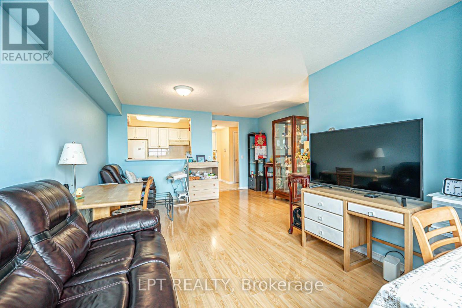 1003 - 5001 Finch Avenue E, Toronto, ON - Indoor Photo Showing Living Room