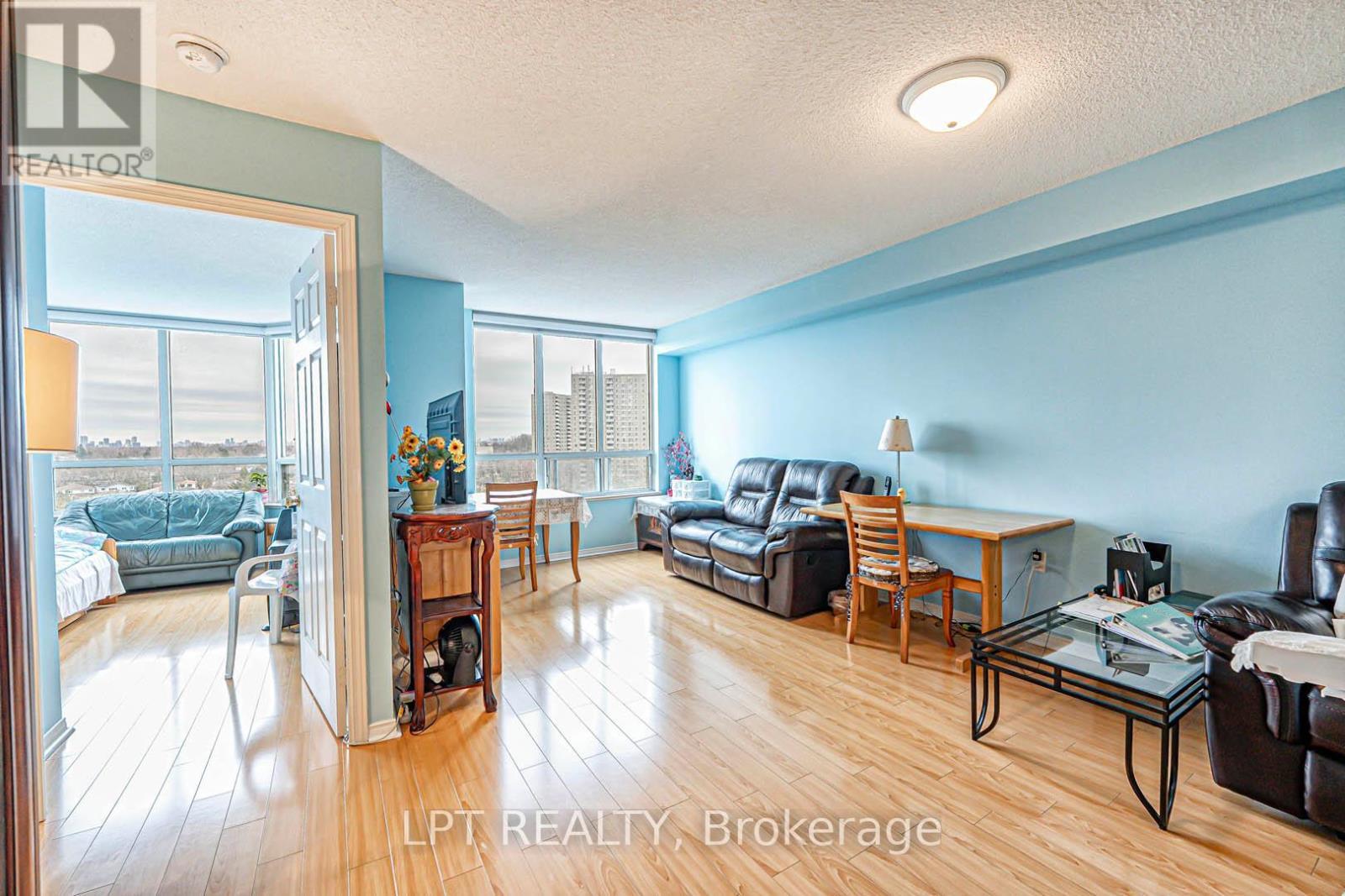 1003 - 5001 Finch Avenue E, Toronto, ON - Indoor Photo Showing Living Room