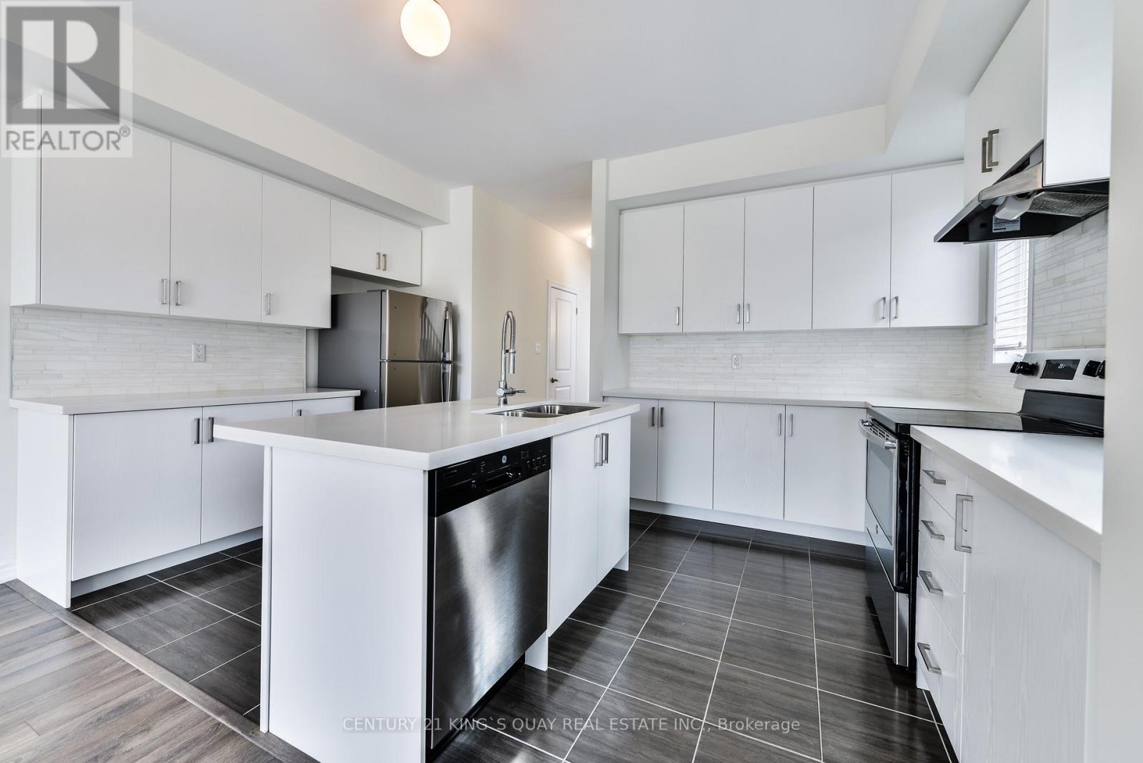 104 Frederick Wilson Avenue, Markham, ON - Indoor Photo Showing Kitchen With Upgraded Kitchen