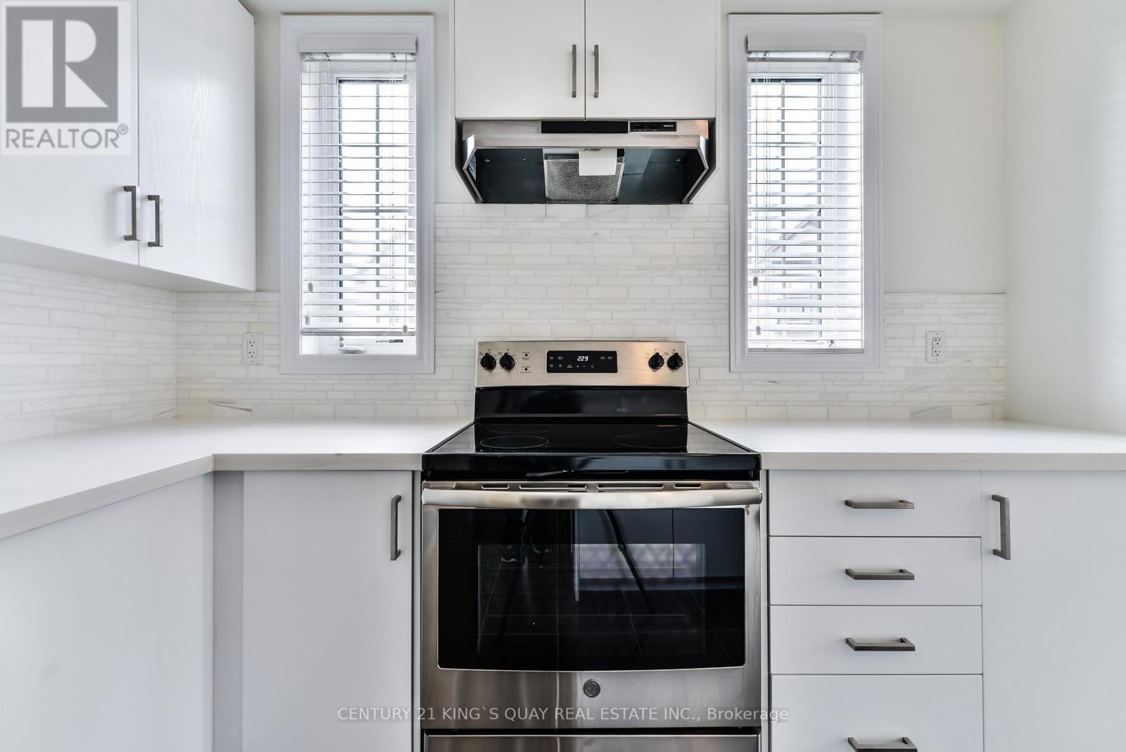 104 Frederick Wilson Avenue, Markham, ON - Indoor Photo Showing Kitchen With Upgraded Kitchen