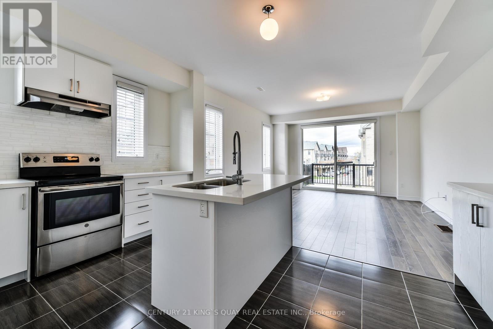 104 Frederick Wilson Avenue, Markham, ON - Indoor Photo Showing Kitchen With Double Sink