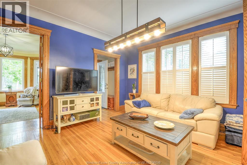 1097 Chilver Road, Windsor, ON - Indoor Photo Showing Living Room