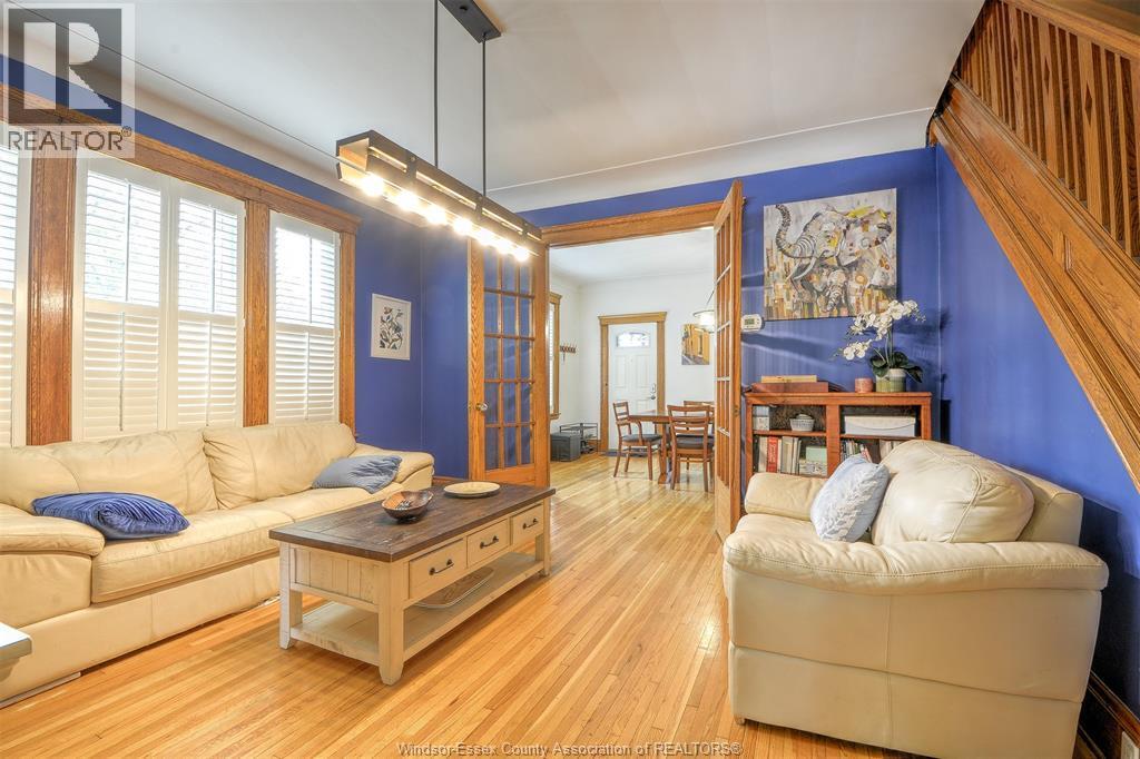1097 Chilver Road, Windsor, ON - Indoor Photo Showing Living Room