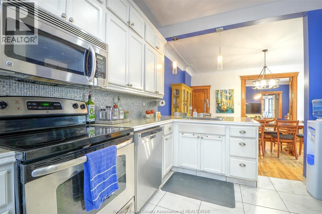 1097 Chilver Road, Windsor, ON - Indoor Photo Showing Kitchen With Upgraded Kitchen