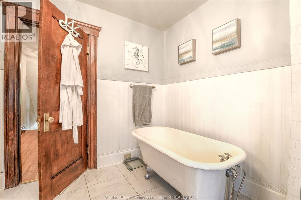 1097 Chilver Road, Windsor, ON - Indoor Photo Showing Bathroom