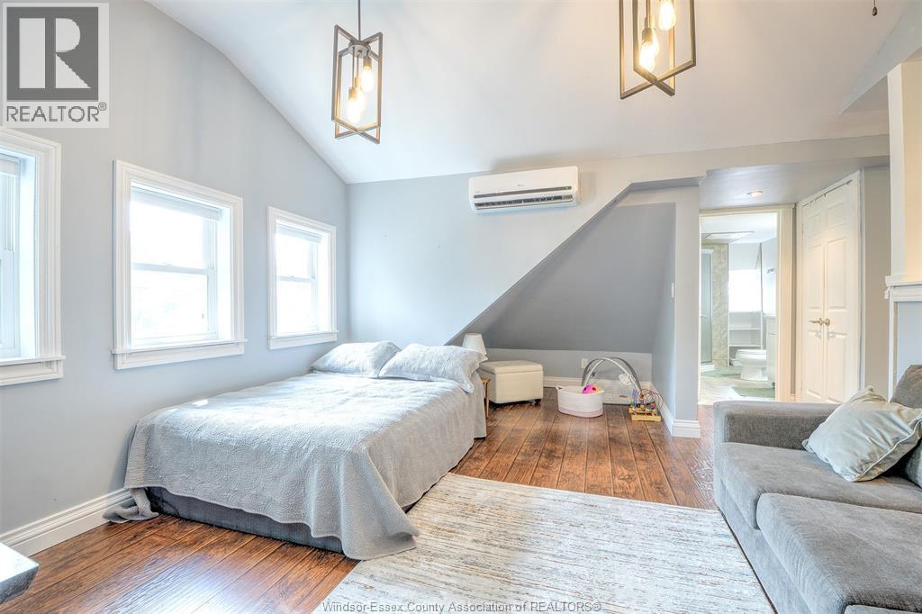1097 Chilver Road, Windsor, ON - Indoor Photo Showing Bedroom