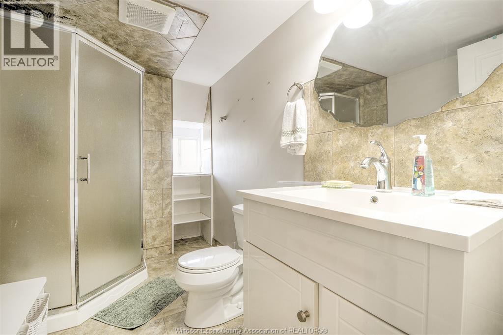 1097 Chilver Road, Windsor, ON - Indoor Photo Showing Bathroom