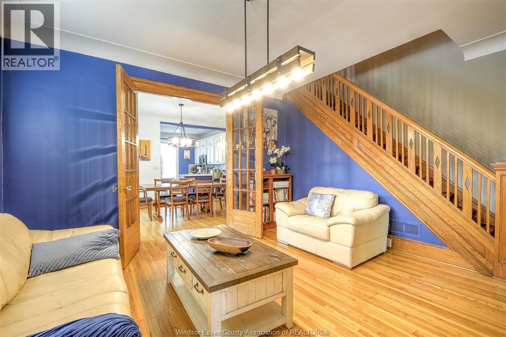 1097 Chilver Road, Windsor, ON - Indoor Photo Showing Living Room