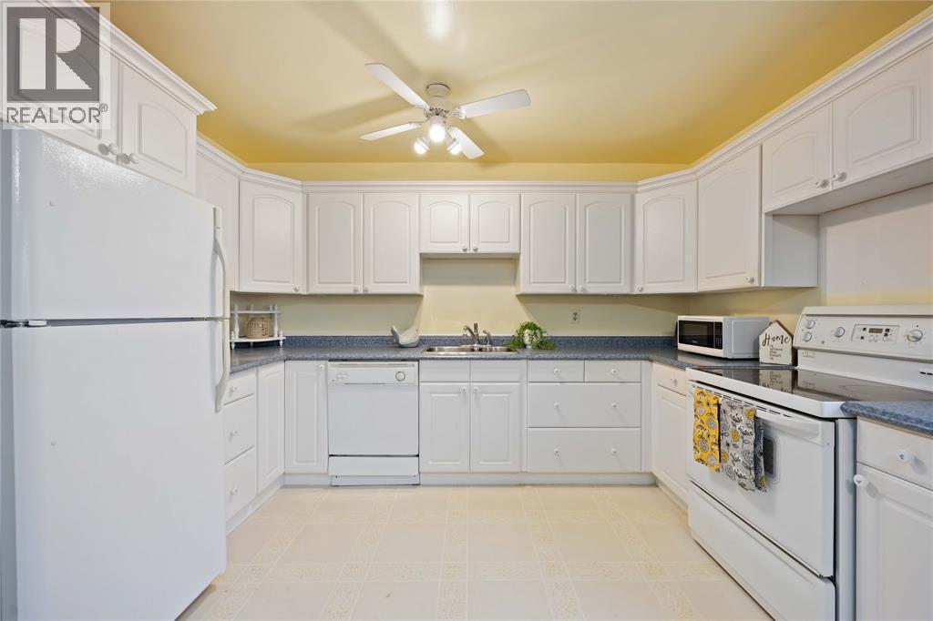 200 St. Clair Boulevard Unit# 30, St Clair, ON - Indoor Photo Showing Kitchen