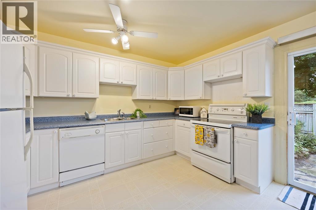 200 St. Clair Boulevard Unit# 30, St Clair, ON - Indoor Photo Showing Kitchen With Double Sink
