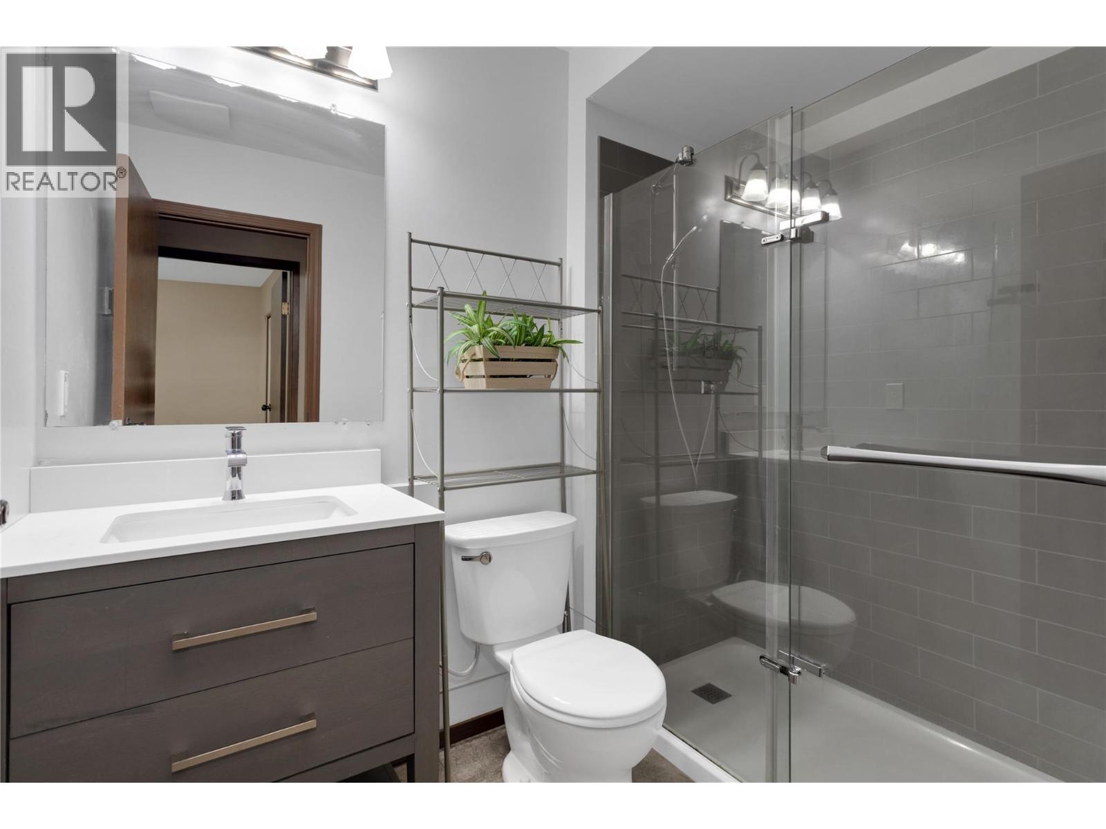 Fully Updated Bathroom - 588 Mccurdy Road, Kelowna, BC - Indoor Photo Showing Bathroom