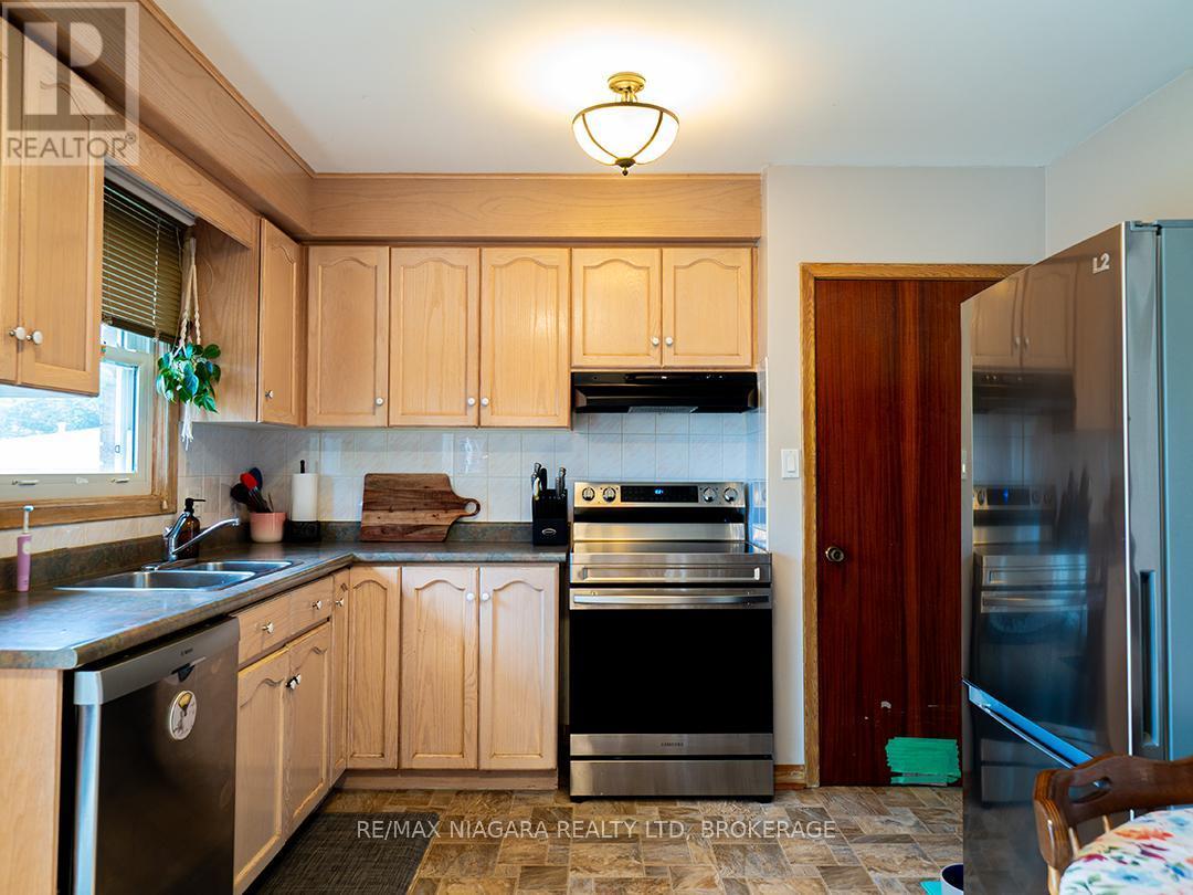 15 Michael Drive S, Port Colborne (Sugarloaf), ON - Indoor Photo Showing Kitchen With Double Sink